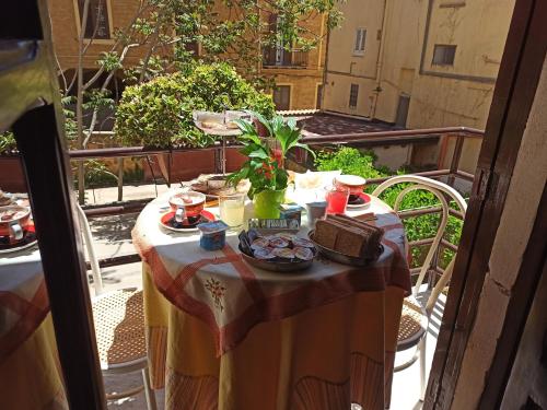 una mesa en un balcón con comida en B&B "Le Quattro Stagioni", en Agrigento
