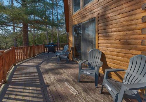 Μπαλκόνι ή βεράντα στο Charming & Cozy Chalet; Minutes to Shanty Creek!
