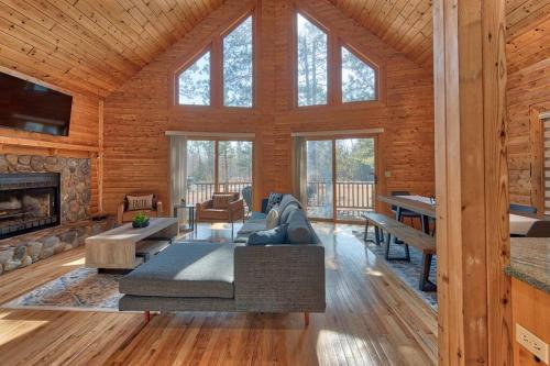 Χώρος καθιστικού στο Charming & Cozy Chalet; Minutes to Shanty Creek!