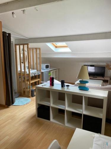 ein Wohnzimmer mit einem Zimmer mit einem Bett in der Unterkunft Grande chambre 25m - CLIM in Castelnau-le-Lez