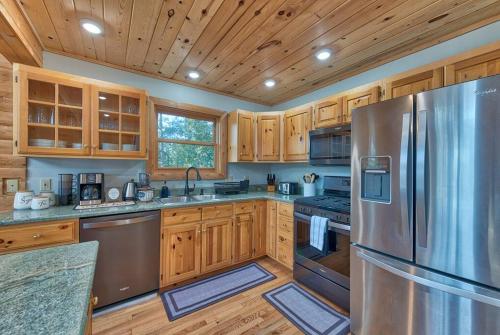 Η κουζίνα ή μικρή κουζίνα στο Charming & Cozy Chalet; Minutes to Shanty Creek!