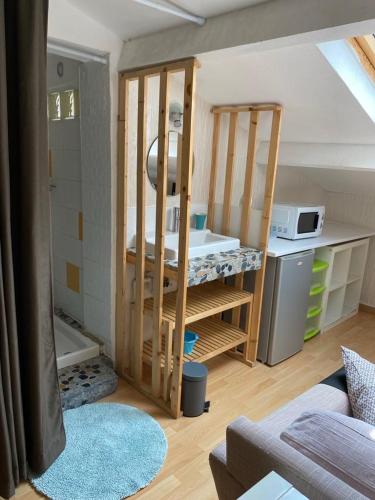 ein kleines Zimmer mit einer Küche und einem Zimmer mit einer Küche in der Unterkunft Grande chambre 25m - CLIM in Castelnau-le-Lez