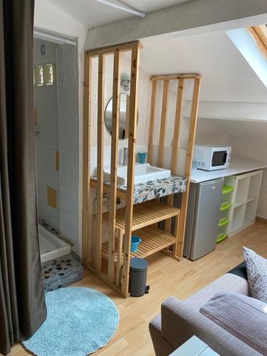 une petite pièce avec une cuisine et une pièce avec une cuisine dans l'établissement Grande chambre 25m - CLIM, à Castelnau-le-Lez