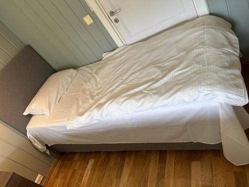 niepościelone łóżko w rogu pokoju w obiekcie Near Sandefjord AirPort and walking distance to City center w mieście Sandefjord
