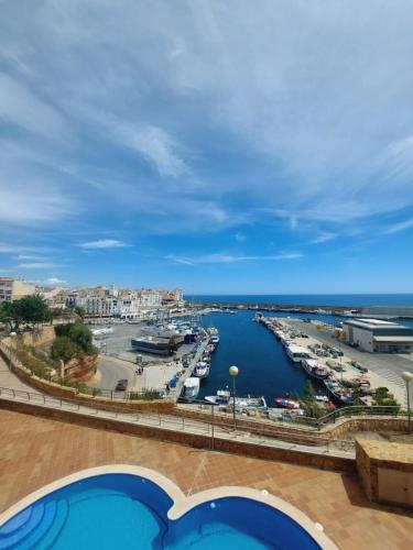 een uitzicht op een haven met een jachthaven bij Atico dúplex en Ametlla de Mar in L'Ametlla de Mar