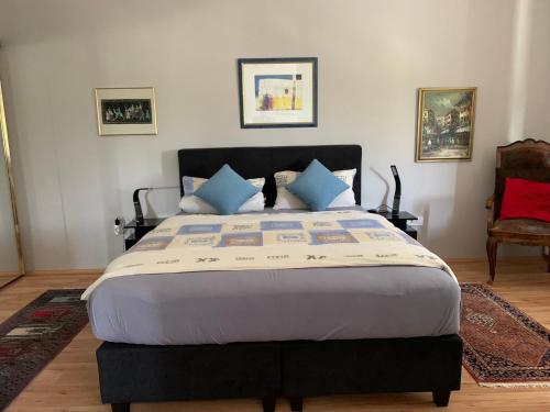 1 dormitorio con 1 cama grande con almohadas azules en Budapest, Graf Teleki Laszlo Appartement en Budapest