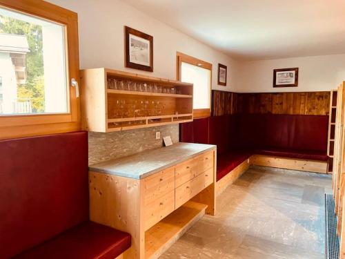 eine Küche mit Holzschränken und einem Fenster in der Unterkunft Elegant apartment in Flims close to Lake Caumasee in Flims