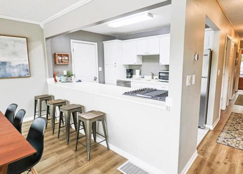 Dapur atau dapur kecil di Bryan Lake Oasis in Downtown Lake Ann