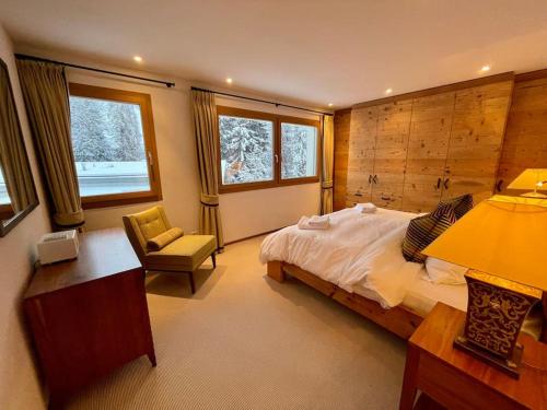 Schlafzimmer mit einem Bett, einem Schreibtisch und einem Stuhl in der Unterkunft Elegant apartment in Flims close to Lake Caumasee in Flims