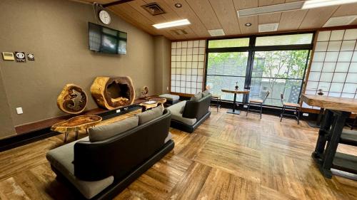 uma grande sala de estar com sofás e uma mesa em Yufuin Akarinoyado em Yufu