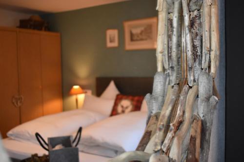 una camera d'albergo con un letto e un letto di Hirschstube Nauders a Nauders