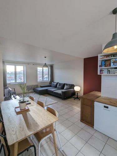 un salon avec une table et un canapé dans l'établissement Mirador T2 ensoleillé place des Terreaux vue Fourvière, à Lyon