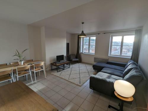 ein Wohnzimmer mit einem Sofa und einem Tisch in der Unterkunft Mirador T2 ensoleillé place des Terreaux vue Fourvière in Lyon