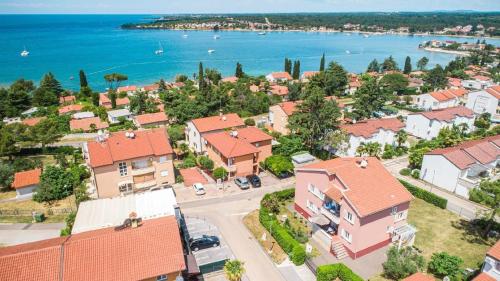 eine Luftansicht einer kleinen Stadt mit Häusern und Wasser in der Unterkunft Ferienwohnung für 6 Personen ca 67 m in Dajla, Istrien Istrische Riviera in Dajla
