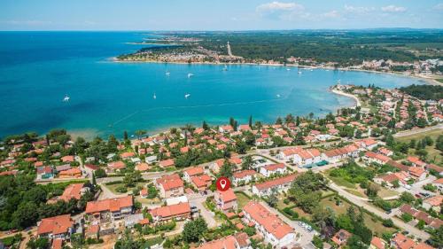eine Luftansicht einer Stadt neben einem Wasserkörper in der Unterkunft Ferienwohnung für 6 Personen ca 67 m in Dajla, Istrien Istrische Riviera in Dajla