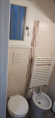 a small bathroom with a toilet and a sink at Sweet Aura in Brindisi