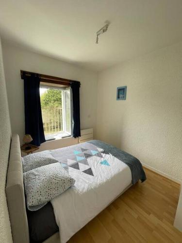 une chambre avec un lit et une fenêtre dans l'établissement La minoterie - Bailly Loc, à Bourges