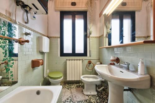 La salle de bains est pourvue d'un lavabo, de toilettes et d'une baignoire. dans l'établissement Easy Old City Apartment, à Venise