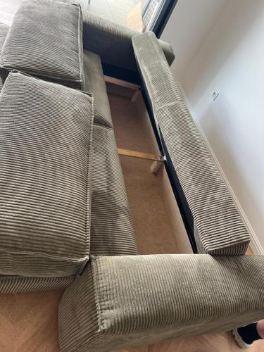 eine Couch in einem Wohnzimmer neben einer Etage in der Unterkunft T2 Ajaccio vue mer in Ajaccio