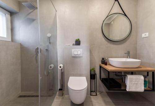 Un baño con ducha, inodoro y lavabo. en LUXURY VILLA ŠENTADA, en Vinišće