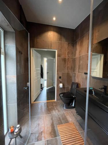 een badkamer met een wastafel en een spiegel bij West Hult-the forrest house. in Virserum