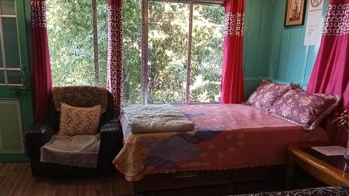 een slaapkamer met een bed en een raam bij Lebong Mansara Homestay in Darjeeling