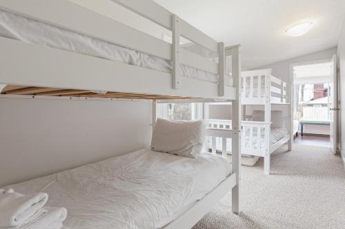 una camera con due letti a castello in una stanza di Green Lake Central Cottage a Interlochen