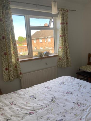 - une chambre avec un lit et une fenêtre dans l'établissement Home near Eaton Park near University, à Earlham