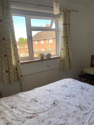Katil atau katil-katil dalam bilik di Home near Eaton Park near University