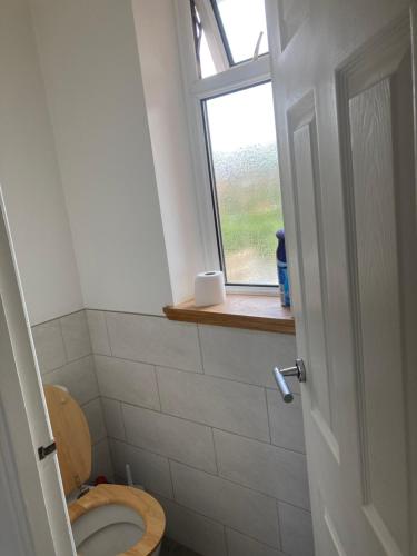 La salle de bains est pourvue de toilettes et d'une fenêtre. dans l'établissement Home near Eaton Park near University, à Earlham