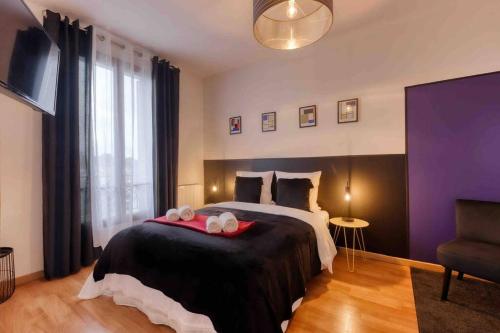 Postel nebo postele na pokoji v ubytování Le Doesburg - studio entre Paris & Fontainebleau