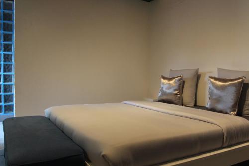 a bedroom with a bed with two pillows at Chambre 2 couchages proche du bourg de La Bastide Clairence in Hasparren