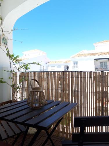 een blauwe picknicktafel op een balkon met een hek bij Sun & Sea Beach Apartment Sabinillas in San Luis de Sabinillas