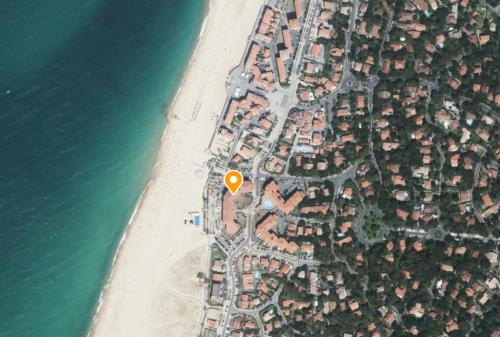 uma vista superior de uma praia com um marcador laranja em Point d'Or em Hossegor
