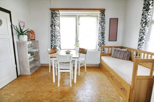 KoberovyにあるZelený prostorný aparmán v Českém Rájiのベッドルーム1室(ベッド1台、テーブル、椅子付)