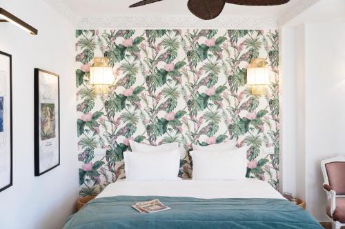 a bedroom with a bed with a floral wallpaper at Riad Sashema in Marrakech