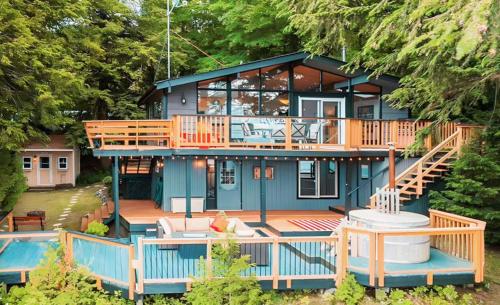 Bazén v ubytování Alpine Lake House - Waterfront on Lake Muskoka nebo v jeho okolí