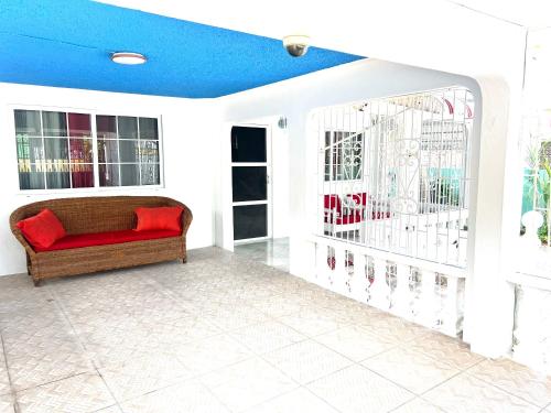 Zimmer mit einem Kinderbett mit roten Kissen in der Unterkunft Golden View in Saint Mary