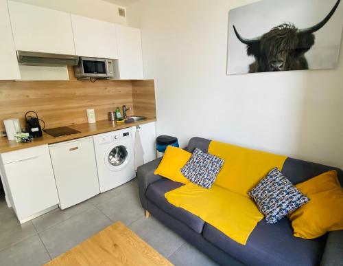 un salon avec un canapé et une cuisine dans l'établissement Super appartement: proche de la mer à Golfe juan, à Vallauris