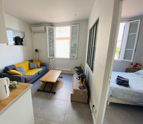 un salon avec un canapé et une table dans l'établissement Super appartement: proche de la mer à Golfe juan, à Vallauris
