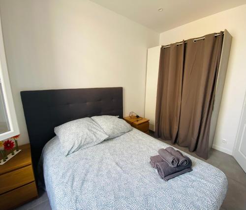 une chambre avec un lit avec deux serviettes dessus dans l'établissement Super appartement: proche de la mer à Golfe juan, à Vallauris