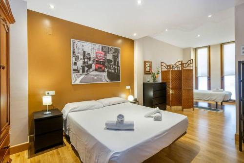 1 dormitorio con 1 cama blanca grande en una habitación en Marieta Apartment by The Castle with AC, en Alicante