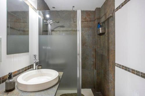 y baño con ducha, aseo y lavamanos. en Marieta Apartment by The Castle with AC, en Alicante