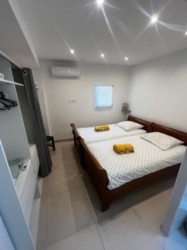 ein Schlafzimmer mit 2 Betten und gelben Handtüchern darauf in der Unterkunft appartement 2 pièces in Vallauris