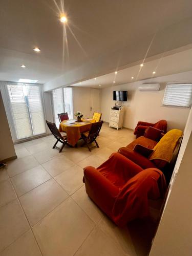 ein Wohnzimmer mit einem Sofa und einem Tisch in der Unterkunft appartement 2 pièces in Vallauris