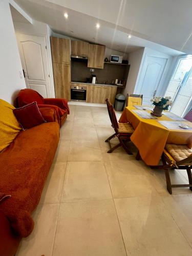 ein Wohnzimmer mit einem Sofa und einem Tisch in der Unterkunft appartement 2 pièces in Vallauris