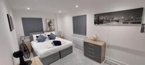1 dormitorio con 1 cama y vestidor en Modern 3 Bedrooms Apartment 01 Town Centre Camberley, en Camberley