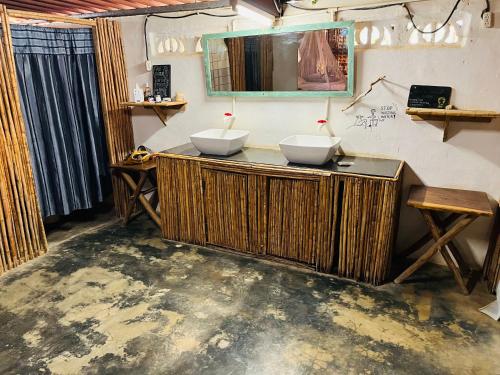 Baño con 2 lavabos y espejo en Escondite Pacifico, en Popoyo