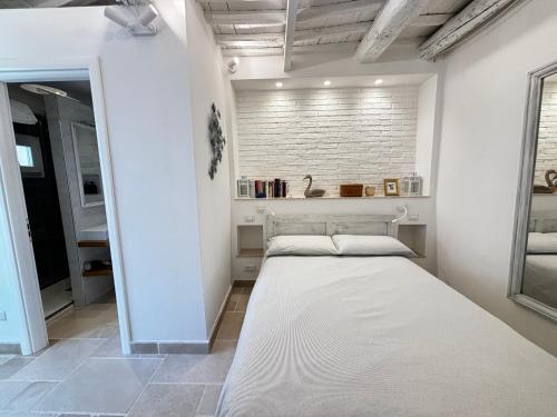 a bedroom with a large white bed in a room at Suite Ventidue - Fronte Mare in Lerici