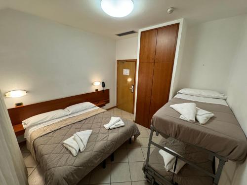 A bed or beds in a room at Hotel Manola